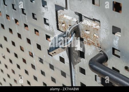 le revisioni con lamiera di acciaio galvanizzato perforato o lamiera espansa sono molto simili. Foto Stock