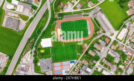 Stadi in una piccola città da una vista a volo d'uccello. Campi verdi per il calcio e le competizioni sportive Foto Stock