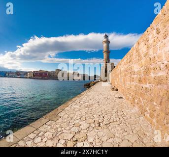 Panorama del bellissimo porto vecchio di la Canea con l'incredibile faro, moschea, cantieri navali veneziani, al tramonto, Creta, Grecia. Foto Stock