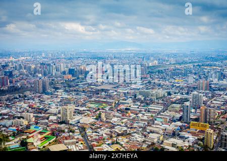 Splendida vista dello skyline di Santiago dal parco Cerro San Cristobal nel centro di Santiago, Cile Foto Stock