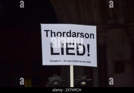 Londra, Regno Unito. 20 maggio 2024. I sostenitori si riuniscono fuori dall'alta Corte prima della decisione di estradizione di Julian Assange. Crediti: Vuk Valcic/Alamy Live News Foto Stock