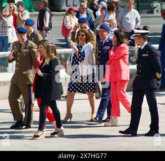 Mayoress Gema Igual e alti soldati militari e dignitari alla mostra pubblica della Guardia reale Plaza Asunción Santander Cantabria Spagna Foto Stock