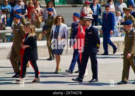 Mayoress Gema Igual e alti soldati militari e dignitari alla mostra pubblica della Guardia reale Plaza Asunción Santander Cantabria Spagna Foto Stock