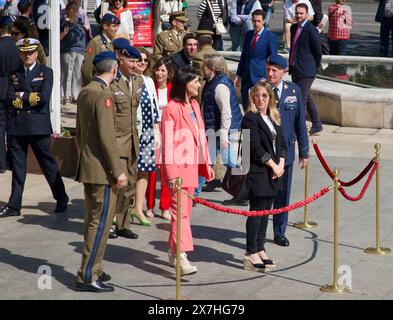 Mayoress Gema Igual e alti soldati militari e dignitari alla mostra pubblica della Guardia reale Plaza Asunción Santander Cantabria Spagna Foto Stock