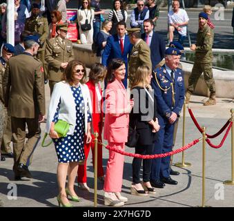 Mayoress Gema Igual e alti soldati militari e dignitari alla mostra pubblica della Guardia reale Plaza Asunción Santander Cantabria Spagna Foto Stock