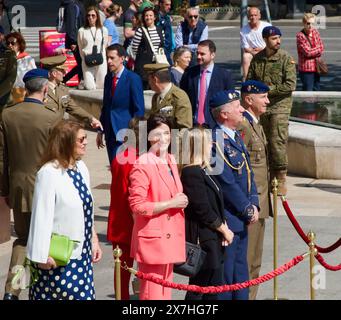 Mayoress Gema Igual e alti soldati militari e dignitari alla mostra pubblica della Guardia reale Plaza Asunción Santander Cantabria Spagna Foto Stock