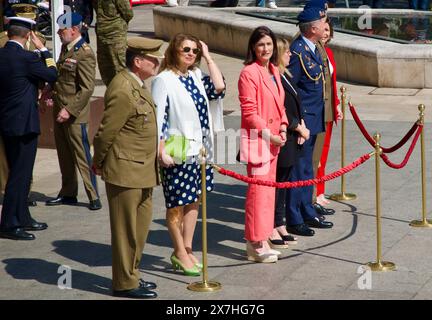 Mayoress Gema Igual e alti soldati militari e dignitari alla mostra pubblica della Guardia reale Plaza Asunción Santander Cantabria Spagna Foto Stock