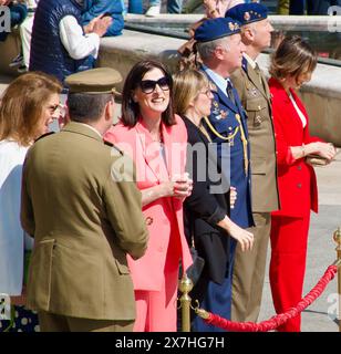 Mayoress Gema Igual e alti soldati militari e dignitari alla mostra pubblica della Guardia reale Plaza Asunción Santander Cantabria Spagna Foto Stock