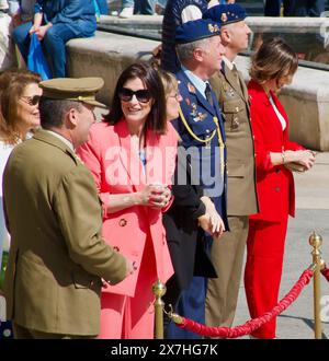 Mayoress Gema Igual e alti soldati militari e dignitari alla mostra pubblica della Guardia reale Plaza Asunción Santander Cantabria Spagna Foto Stock