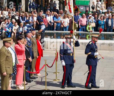 Mayoress Gema Igual e alti soldati militari e dignitari alla mostra pubblica della Guardia reale Plaza Asunción Santander Cantabria Spagna Foto Stock