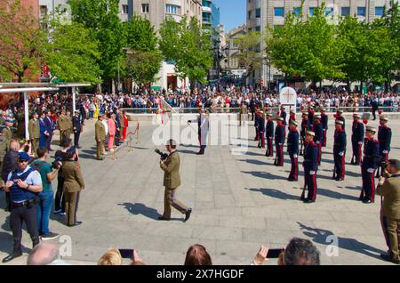 Mayoress Gema Igual e alti soldati militari e dignitari alla mostra pubblica della Guardia reale Plaza Asunción Santander Cantabria Spagna Foto Stock