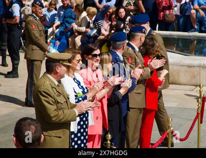 Mayoress Gema Igual e alti soldati militari e dignitari alla mostra pubblica della Guardia reale Plaza Asunción Santander Cantabria Spagna Foto Stock