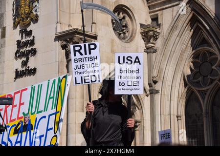 Londra, Regno Unito. 20 maggio 2024. I sostenitori si riuniscono fuori dall'alta Corte prima della decisione di estradizione di Julian Assange. Crediti: Vuk Valcic/Alamy Live News Foto Stock