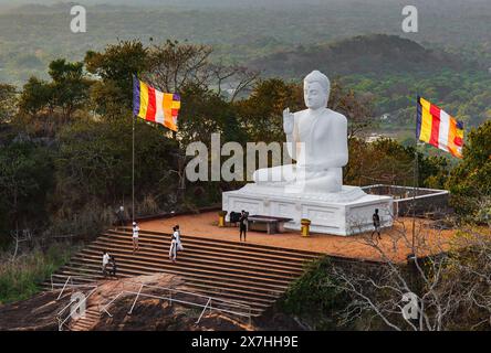 Statua del Buddha, Mihintale, Anuradhapura, Sri Lanka. Foto Stock
