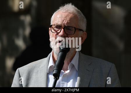 Londra, Regno Unito. 20 maggio 2024. L'ex leader del partito laburista Jeremy Corbyn si rivolge ai sostenitori di Julian Assange riuniti al di fuori della Royal Courts of Justice mentre si svolge l'ultima udienza di appello per l'estradizione per il fondatore di Wikileaks. Al signor Assange è stato concesso il permesso dall'alta Corte di appellarsi all'estradizione negli Stati Uniti, dove potrebbe essere accusato di spionaggio. Crediti: Ron Fassbender/Alamy Live News Foto Stock