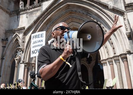 Londra, Regno Unito. 20 maggio 2024. I sostenitori di Julian Assange si riuniscono al di fuori della Royal Courts of Justice, mentre viene annunciato l'appello finale per l'estradizione per il verdetto del fondatore di Wikileaks. Al signor Assange è stato concesso il permesso dall'alta Corte di appellarsi all'estradizione negli Stati Uniti, dove potrebbe essere accusato di spionaggio. Crediti: Ron Fassbender/Alamy Live News Foto Stock