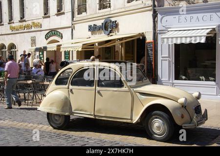 Cream Citroen 2CV Deux Chevaux fuori dai negozi francesi Foto Stock