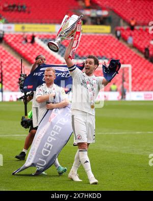 Dion Conroy di Crawley Town celebra con il trofeo dopo che durante la finale play-off della Sky Bet League Two al Wembley Stadium di Londra. Data foto: Domenica 19 maggio 2024. Foto Stock