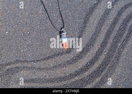 Sette chakra che guariscono cristalli pendolo. Stregoneria, erboristeria e guarigione, roccia di guarigione magica per rituale di cristallo Reiki, stregoneria, spiritualità Foto Stock