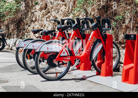 Monaco, Monaco - 25 giugno 2023: Sistema di noleggio biciclette nel Principato di Monaco denominato "Monabike" Foto Stock