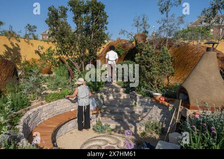 Royal Hospital, Chelsea, Londra, Regno Unito. 20 maggio 2024. La giornata stampa e VIP al RHS Chelsea Flower Show 2024 apre al pubblico dal 21 maggio al 25 maggio. Immagine: Sanctuary Garden, The Freedom from torture Garden: A Sanctuary for Survivors, progettato da John Warland ed Emma o'Connell è un luogo di santuario, di pace e di speranza dove la terapia orticola calma, guarisce e ripristina i sopravvissuti alla tortura durante il loro viaggio verso il recupero. Crediti: Malcolm Park/Alamy Live News Foto Stock