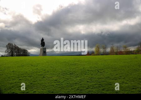 Distante statua montata di re Roberto i di Scozia al campo di battaglia di Bannockbyrn in Scozia in un pomeriggio coperto Foto Stock
