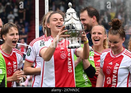 Tilburg, Paesi Bassi. 20 maggio 2024. TILBURG - Romee Leuchter dell'Ajax con la KNVB Cup durante la finale della TOTO KNVB Cup per donne tra Ajax e fortuna Sittard allo stadio Koning Willem II il 20 maggio 2024 a Tilburg, Paesi Bassi. ANP GERRIT VAN COLOGNE credito: ANP/Alamy Live News Foto Stock