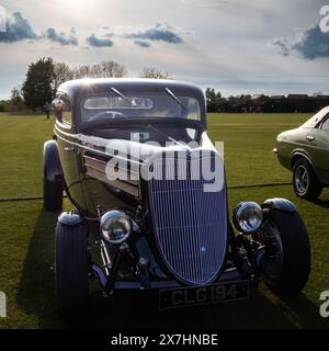 Porple Hot Rodded 1930s Ford Coupé in mostra al Banbury Car & Bike Meet del maggio 2024 Foto Stock