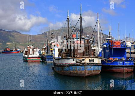 Barche da pesca e Table Mountain, Hout Bay, Cape Peninsula, Western Cape, Sud Africa Foto Stock