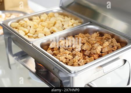 Vassoio con una porzione di crosta di maiale e altre prelibatezze - tradizionale spuntino brasiliano Foto Stock