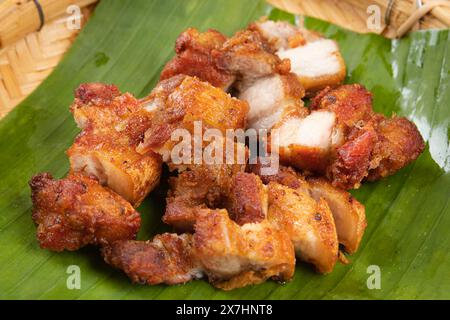 Pancetta di maiale fritta con salsa di pesce posta su una foglia di banana. Foto Stock