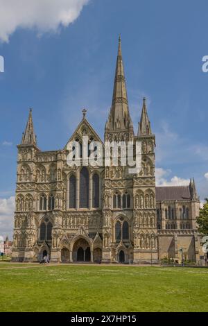 Vista generale del Great West Front della Cattedrale di Salisbury, della Cattedrale di Salisbury, del cielo blu, di Salisbury, del Wiltshire, Inghilterra, Regno Unito Foto Stock