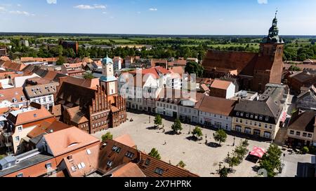 DAS Rathaus L am Markt und die St.-Marien-Kirche R a Wittstock/Dosse, Brandeburgo, AM 18. Mai 2024. Reiseziel Brandenburg *** il municipio L al mercato e la chiesa di St Marien R a Wittstock Dosse, Brandeburgo il 18 maggio 2024 destinazione Brandeburgo Foto Stock