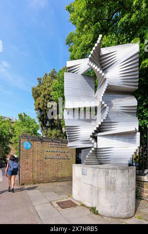 Costruzione in scultura in alluminio (di Kenneth Martin) fuori dal Dipartimento di Ingegneria, Università di Cambridge, Inghilterra. Foto Stock