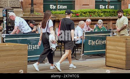 Glasgow, Scozia, Regno Unito. 20 maggio 2024: Regno Unito Meteo: Il caldo ha visto l'arrivo dell'estate, mentre la gente del posto e i turisti in città sono andati in centro e hanno preso il sole nel ristorante cittadino vicino a george Square all'ora di pranzo. Credit Gerard Ferry/Alamy Live News Foto Stock