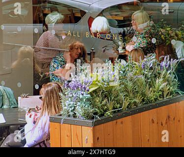 Glasgow, Scozia, Regno Unito. 20 maggio 2024: Regno Unito Meteo: Il caldo ha visto l'arrivo dell'estate, dato che la gente del posto e i turisti in città hanno raggiunto il centro della città e tutti i bar uno all'ora di pranzo. Credit Gerard Ferry/Alamy Live News Foto Stock