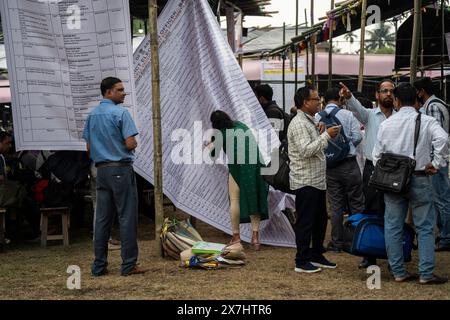 Barpeta, India. 6 maggio 2024. I funzionari dei sondaggi controllano il loro nome assegnato il nome del seggio elettorale, alla vigilia della terza fase delle elezioni generali del 6 maggio 2024 a Barpeta, in India. Foto Stock