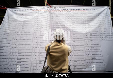 Barpeta, India. 6 maggio 2024. I funzionari dei sondaggi controllano il loro nome assegnato il nome del seggio elettorale, alla vigilia della terza fase delle elezioni generali del 6 maggio 2024 a Barpeta, in India. Foto Stock