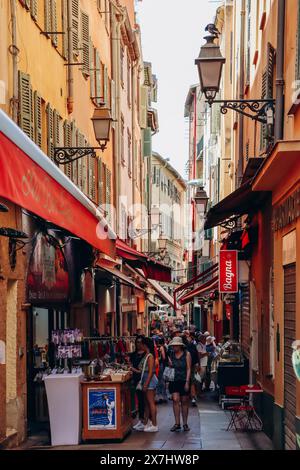 Nizza, Francia - 25 giugno 2023: Pittoresca strada nella vecchia Nizza Foto Stock