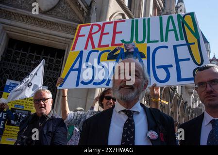 Londra, Regno Unito. 20 maggio 2024. Richard Assange, il padre di Julian Assange arriva alla Royal Court of Justice di Londra. Questa mattina si è tenuta l'audizione per l'estradizione degli Stati Uniti Julian Assange presso la Royal Court of Justice di Londra, nel Regno Unito. Centinaia di manifestanti provenienti da Gran Bretagna, Francia, Belgio e Germania si sono riuniti fuori dalla Corte e hanno chiesto la libertà per Julian Assange. Credito: SOPA Images Limited/Alamy Live News Foto Stock