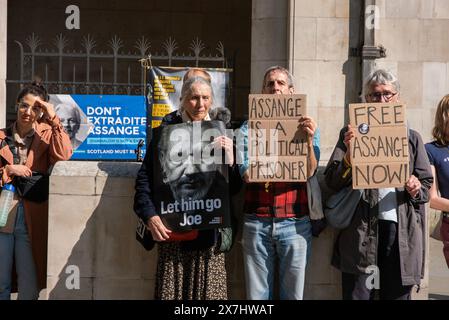 Londra, Regno Unito. 20 maggio 2024. I manifestanti hanno cartelli che esprimono la loro opinione al di fuori della Royal Court of Justice di Londra. Questa mattina si è tenuta l'audizione per l'estradizione degli Stati Uniti Julian Assange presso la Royal Court of Justice di Londra, nel Regno Unito. Centinaia di manifestanti provenienti da Gran Bretagna, Francia, Belgio e Germania si sono riuniti fuori dalla Corte e hanno chiesto la libertà per Julian Assange. Credito: SOPA Images Limited/Alamy Live News Foto Stock