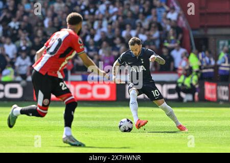 James Maddison del Tottenham Hotspur passa la palla, durante la partita di Premier League Sheffield United vs Tottenham Hotspur a Bramall Lane, Sheffield, Regno Unito, 19 maggio 2024 (foto di Cody Froggatt/News Images) a Sheffield, Regno Unito, il 19/5/2024. (Foto di Cody Froggatt/News Images/Sipa USA) Foto Stock