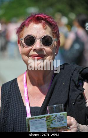 Londra, Regno Unito. 20 maggio 2024. Jo Brand (comico, scrittore, presentatore e attrice) al giorno di apertura del 2024 RHS Chelsea Flower Show. Chelsea è l'evento floreale e giardino più prestigioso al mondo. Lo spettacolo di sei giorni attira circa 168.000 visitatori, tra cui membri della famiglia reale, ed è il culmine degli eventi floreali e giardinali che mostrano giardini all'avanguardia, design all'avanguardia e concetti artigianali, simili alla London Fashion Week. Il cuore dello spettacolo è il Great Pavilion di 12.000m2, che ospita splendide esposizioni floreali e vivai globali con piante, arbusti e alberi. Credito: Micha Foto Stock