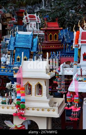 Thailandia, Ayutthaya, questi templi votivi in miniatura sono lasciati in questo luogo sacro dai thailandesi in memoria dei loro parenti morti Foto Stock