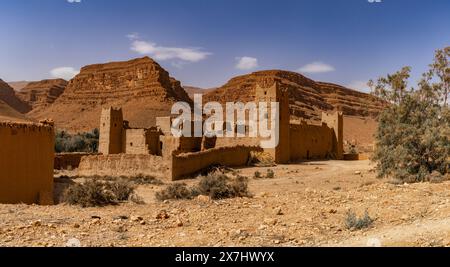 Achbaro, Marocco - 7 marzo 2024: Tipico adobe ksar marocchino nella valle di Ziz nell'alto Atlante vicino ad Achbaro Foto Stock