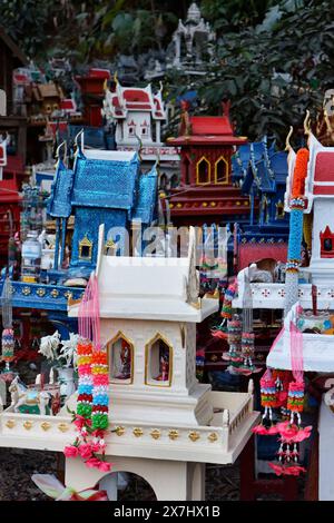 Thailandia, Ayutthaya, questi templi votivi in miniatura sono lasciati in questo luogo sacro dai thailandesi in memoria dei loro parenti morti Foto Stock