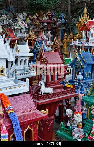 Thailandia, Ayutthaya, questi templi votivi in miniatura sono lasciati in questo luogo sacro dai thailandesi in memoria dei loro parenti morti Foto Stock