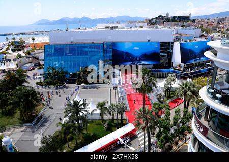 Der Palais des Festivals et des Congres de Cannes während des Festival de Cannes 2024 / 77. Internationale Filmfestspiele von Cannes. Cannes, 20.05.2024 *** il Palais des Festivals et des Congres de Cannes durante il Festival di Cannes 2024 77 Cannes International Film Festival Cannes, 20 05 2024 foto:xD.xBedrosianx/xFuturexImagex festivalpalast 4509 Foto Stock