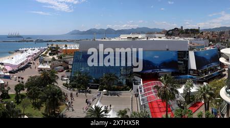 Der Palais des Festivals et des Congres de Cannes während des Festival de Cannes 2024 / 77. Internationale Filmfestspiele von Cannes. Cannes, 20.05.2024 *** il Palais des Festivals et des Congres de Cannes durante il Festival di Cannes 2024 77 Cannes International Film Festival Cannes, 20 05 2024 foto:xD.xBedrosianx/xFuturexImagex festivalpalast 4505 Foto Stock