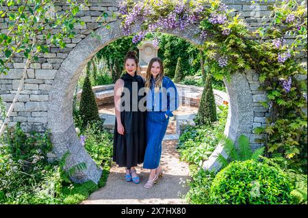 Londra, Regno Unito. 20 maggio 2024. Ruth Gemmell e Hannah Dodd, star della serie di successo di Netflix 'Bridgerton' sul Bridgerton Garden, Sponsor: Netflix (Bridgerton), Designer: Holly Johnston, Contractor: Stewart Landscape Contracting Ltd - The RHS Chelsea Flower Show 2024. Si svolge dal 20-25 maggio. Crediti: Guy Bell/Alamy Live News Foto Stock